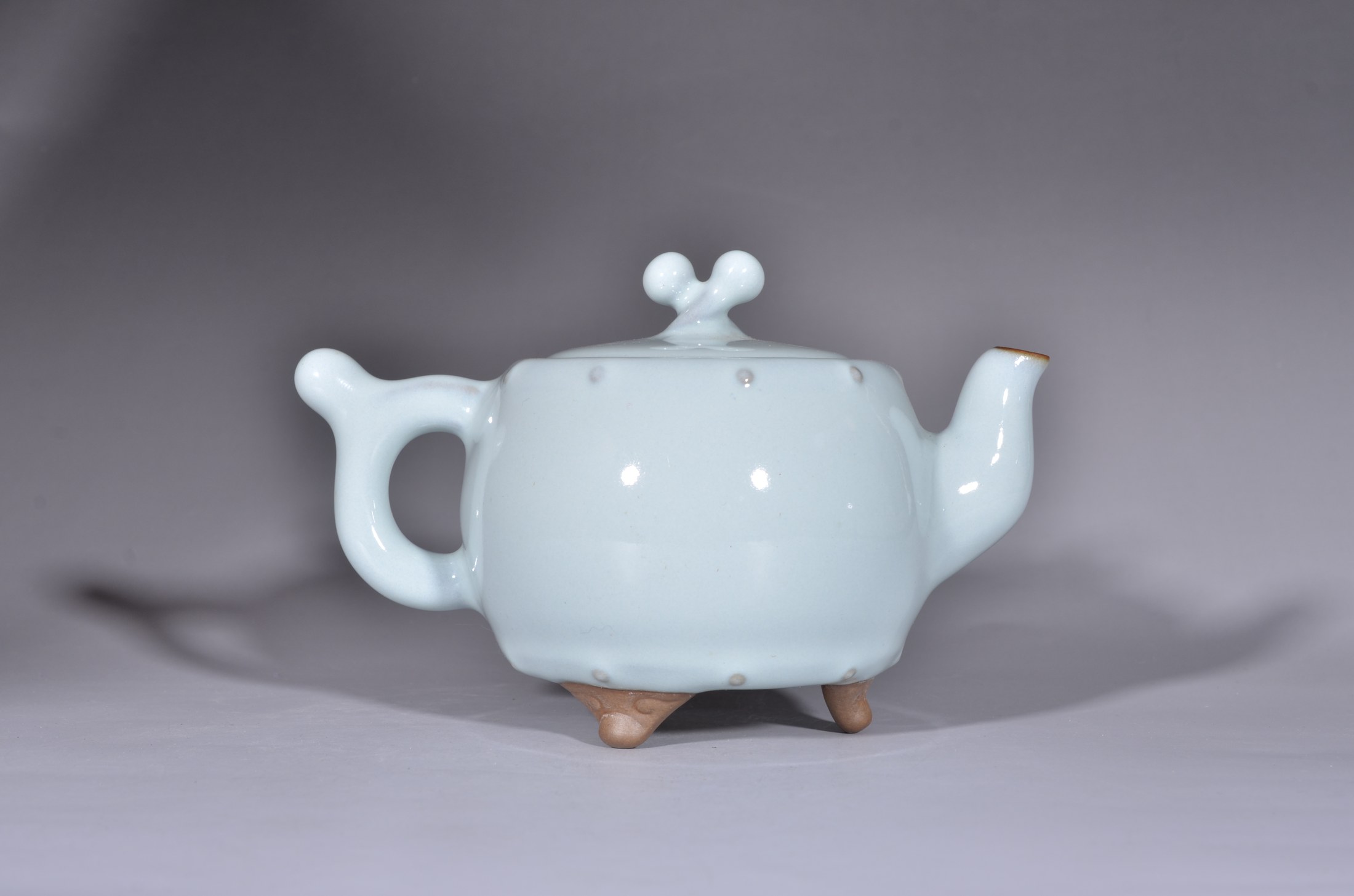 灰蓝背景中的钧瓷成套茶具
